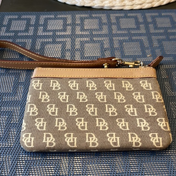 Brand new without tags dooney and Burke wristlet - Picture 3 of 3